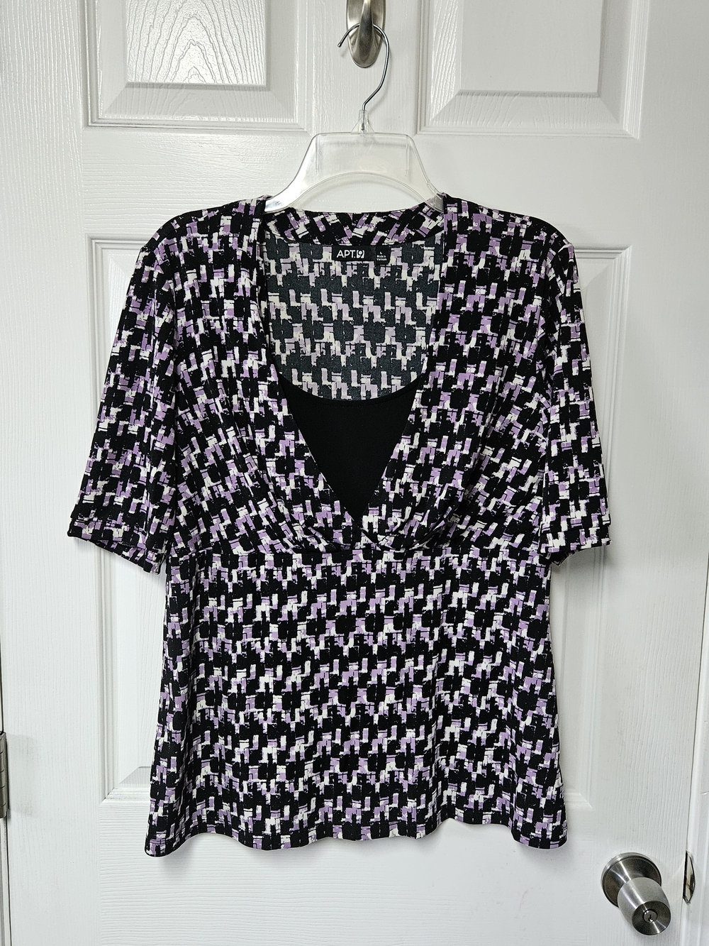 Apt. 9 Black & Lavender Patterned V-Neck Women’s Top